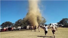 愛情來的太快就像龍捲風。（圖／翻攝自Youtube）