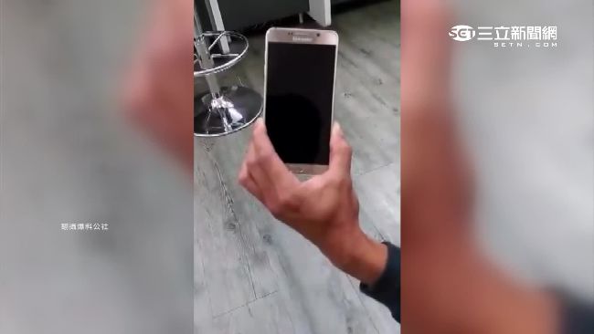 影／手機修不好　霸氣男竟持鐵槌砸爛