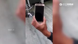 影／手機修不好　霸氣男竟持鐵槌砸爛