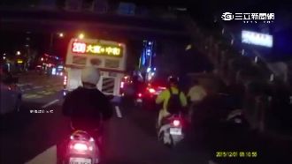 公車硬切險釀禍　騎士當街怒譙司機