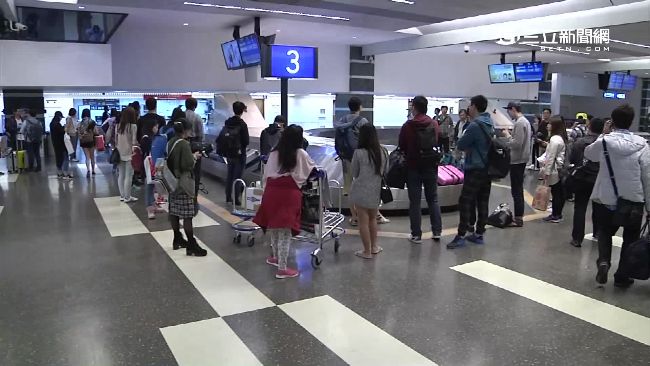 一對母女遭檢方鎖定多次攜帶電子菸闖關，意外扯出航警收賄案。（示意圖）
