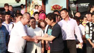 胡瓜開心握手的他　竟是強奪廟產黑幫