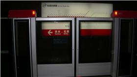 北捷淡水線　https://www.flickr.com/photos/alexsh/322123660/in/photolist-usY9d-dmTMkK-bG7Fec-4p3toc-uzA4hQ-uSaRna-5wA7iM-5wA6Be-5wEpBL-4gWypb-8Qvxhm