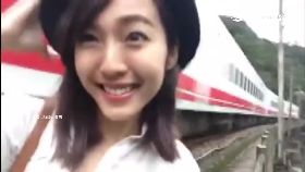 女模闖鐵軌1800