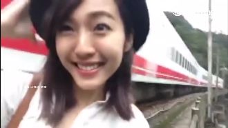 白目女模闖鐵軌自拍　下一秒差點被撞