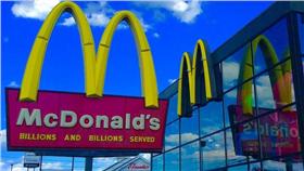 麥當勞／flickr
https://www.flickr.com/photos/jeepersmedia/17869779129/in/photolist-te6hLa-oq3RL5-sywRWY-3UPm2-o3nJZQ-w9FhGp-nzzDe6-oTT1Jk-nydLvi-yzqmT-osfBn8-kATpu1-W3iKL-9vpWq8-pcNHwk-yv9KN-oQ3RNQ-dZUQW-w9wA9Y-7ush5r-fJofT-tFQckW-kmhmhy-pcNMyi-tvfECf-kgaY2y-nRMf5n-2DPkgx-7vSmuu-99qr3F-95PoD8-95Posz-dc5Y24-ogTmkk-dnJJQ6-nQ2NWU-f8trCG-oaKNPf-6d9zP8-pfrPLZ-9gZBVN-kAR7fr-kA3Wt-nbsNRy-kARD6H-kARx9x-pcNMTr-o8tHPF-oWvrNL-fJh8Uk