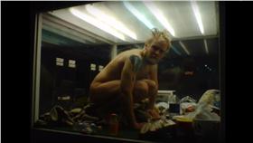 裸體,透明箱子/youtube
