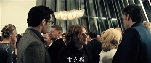 蝙蝠俠對超人　翻攝自FB影片