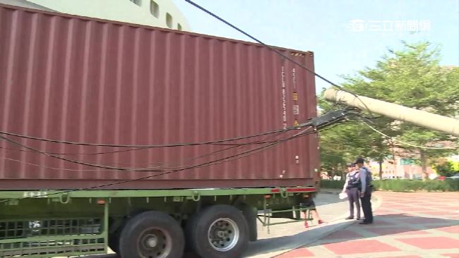 那根嚇死人！貨櫃車勾電線釀禍 轎車慘遭「壓毀」 | 社會 | 三立新聞網 SETN.COM