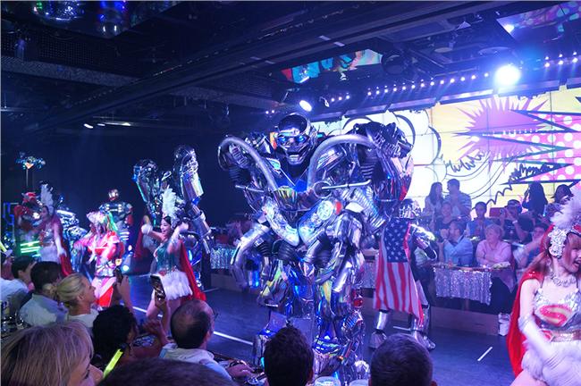 去東京看辣妹跟機器人大混戰