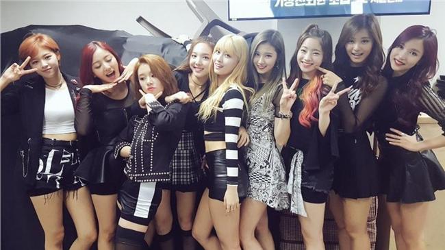 暖心！TWICE簽名會陪粉絲一起站