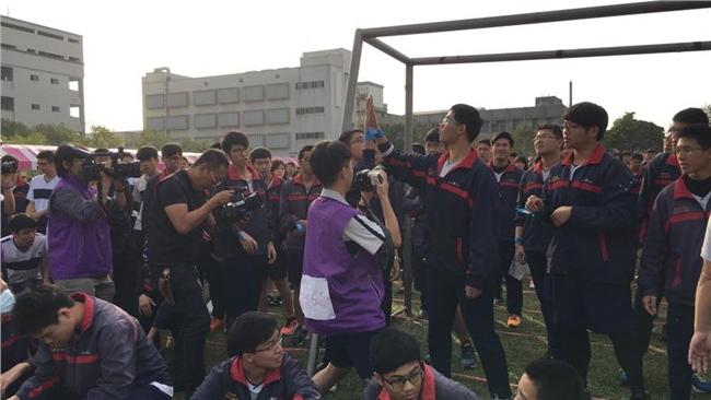 2716人連續擊掌　正心中學創紀錄