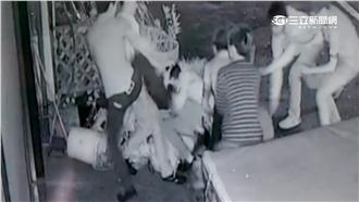 摔車還不夠慘？騎士起身後遭亂棒圍毆