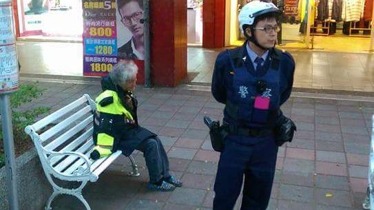 警察一個小動作　上萬網友都被感動了