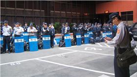 警察
翻攝flickr
https://www.flickr.com/photos/110464949@N03/14645403826/in/photolist-ojawjw-okZA9S-6qwMib-o4GJA6-onXnPx-omcpSX-ojavh1-o4GHXn-o4GHHK-o4GHAk-omaCG5-o4GHc4-o4GGTi-omcoxH-okZy9u-ojatK3-o4GQfb-onXkxP-ojasTy-omaAHq-omcn6e-ojaseN-o4GwW5-4gnHVi-4gnF4r-5YufKa-pbmn12-6ZKKci-6qoR8a-5vQUm8-6ZKMPc-6u85m2-6xTFSK-6qtcN5-5tifNz-5WpNBE-6u86GD-9veZnT-6xTEU6-6qnKwV-7SAJET-CSTTx-pBbxjc-e85TUc-2YmCLU-4Vh1Po-RPrSa-5MM58H-n29PvA-bCjbDY