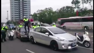 毒蟲拒捕駕車逃　警上引擎蓋強勢破窗