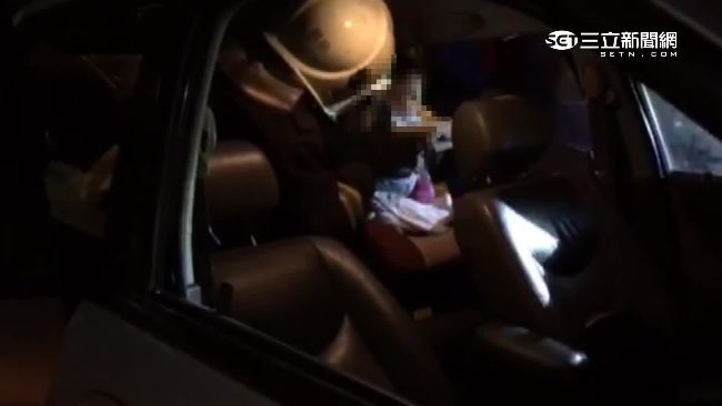 2歲幼女反鎖車內　糊塗老爸竟這樣幹