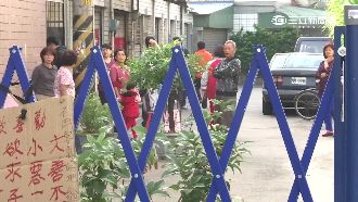 獨／地主無視判決　封死巷口拒鄰出入