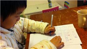 罰寫,小朋友,髒話(lanchiachi1977 https://www.flickr.com/photos/everettwu/8504718064/in/photolist-h9MV2b-ozrQez-dYLZo5-dW5MpD-oxGe86-oxGCFP-ogd3Bm-oxEjSU-oxGCeM-ogcT8w-dYFxFT-ds3bWn-dNq5xQ-bLSACX-dYM23A-dYM8XN-4vUGnT-7wihJj-ogcx1u-ogcGgT-dXwUo5-du2rWd-dtVSSk-dxH8iY-dtHBW8-dfJnmQ-5yp7QS-ogaZQc-oyM8vX-dMqCtx-di3QEp-dMwCRy-dg6UoE-6BxLTG-owPmHs-ds91tX-dUzkbb-dQGLh5-dRyQak-dNj9ir-owXDyo-dQBcJK-ofwSt3-oxC8ww-dMvDrK-ozpCZ4)