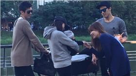 修杰楷、賈靜雯松菸曬小孩被拍－網友方齡提供