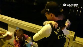 臨檢遇婦求救　警察溫暖抱抱安撫女童