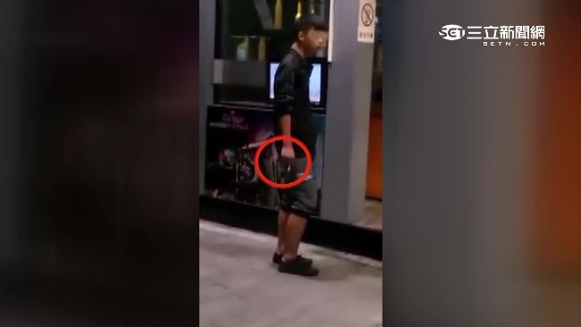 無視告示牌禁令　少年邊加油邊抽菸