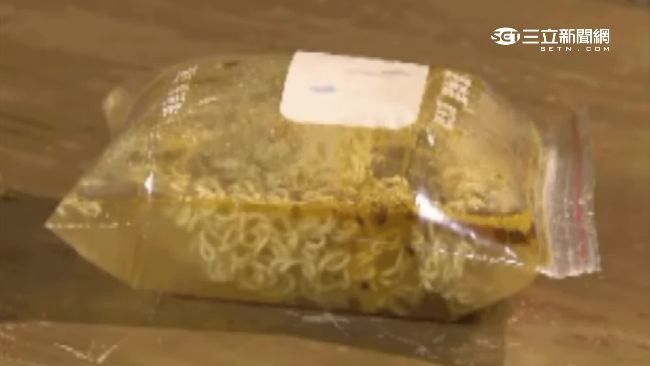 影／獨家實測　泡麵加可樂恐害胃撐大