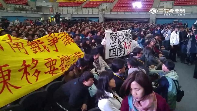 青年對談會場　學生抗議：廢除約聘制
