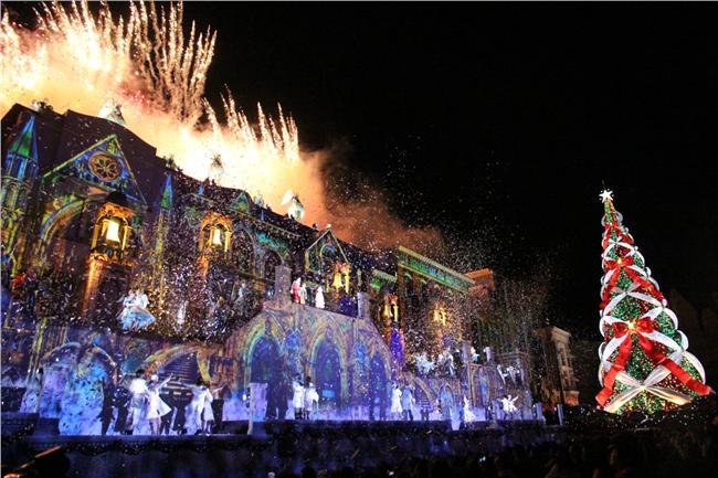 日本環球影城「死前必看耶誕樹」亮燈