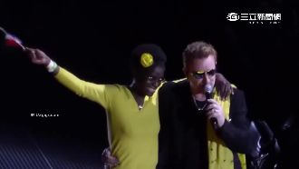 不畏恐攻！U2重返巴黎開唱展親和力