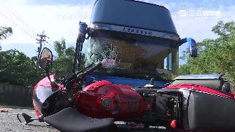 壓車變「犁田」？重機騎士撞上遊覽車