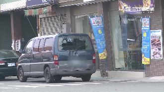 無人廂型車倒退嚕！自體飄移撞超商