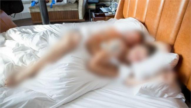 結婚前夕不安份？新郎身邊竟然摟著他