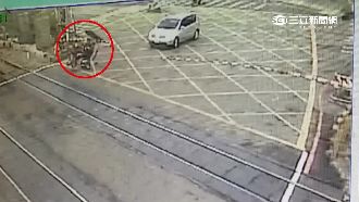 翁誤闖平交道受困　保全狂奔即刻救援