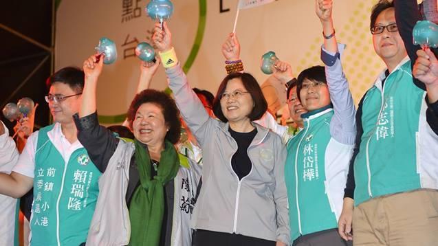 陳菊喊翻轉高雄　網友酸：噴藥噴到翻