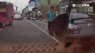 騎士超車瞄一眼　慘遭駕駛抄鐵棍猛K