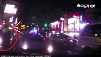 以為遭通緝被攔查　心虛倒車撞警斷腿