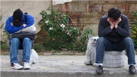 上班族/圖攝影者Elsie Lin, flickr CC License
https://www.flickr.com/photos/lightstars/6532064739/in/photolist-aXdxgR-5YTcSo-r4SvJx-5jc6gb-ovewRV-qYqE2M-qYxLLA-a3363V-yMeR3w-6Ncf5W-78bQzW-6fSwuQ-yMoEyg-zKb6ie-zJgXGF-ejD3L1-gyzUm-ckjkVS-zKb4Zc-zrL2b4-zKb38r-zrDD3Q-hhmJZQ-6z3tQz-hNoFHT-dm3g36-2hJdvv-5kbmDu-zrF9Km-zJh2kT-kBmfuo-e8ETEq-6i6faZ-hPQEdc-5sdERG-zrDDxC-zrDFgh-zrL26p-zrL3vi-zFXQRL-zFXPPA-zJgYda-yMeU15-zrL6cF-zFXPEN-5h9pNd-zrFdiy-yMoEmx-zJgZ3r-zKb6d4