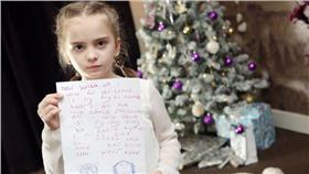 小女孩與狗狗／mirror
（http://www.mirror.co.uk/news/real-life-stories/heartbreaking-girls-letter-santa-begging-6970287）