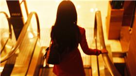 女生背影／圖／攝影者chia ying Yang, flickr CC License 
https://www.flickr.com/photos/enixii/3444554560/in/photolist-6fof4J-4pGpAN-rKFsQ3-E73E2-5wCgTh-4TQeqm-EFQuL-igoDjc-dzCM7V-2d3tHC-75xoeX-6x3Hk4-5E6CEy-5sc8LX-5sbRdn-4Y4fFe-31uQja-oiEhP-6PSCbW-7RjJYn-7uXU71-93kPtq-pMo3N-5PKZeE-uLH9r9-bNy3UT-6a258X-njVYn-5JyreF-oQ4oD-5W1CX4-7fC5ZE-8DULA9-6PFxuk-6pZcBi-d5pnoA-9HmJ3s-8deu4c-JQGfc-6SM4Xk-4pGDe5-s2R93x-xL9utr-Rs295-9PBjzg-8sQuYw-5SDhDR-yCyH3P-8uqW38-3FbAk