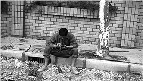 工人/圖／攝影者eaman jiang, flickr CC License 
https://www.flickr.com/photos/amaotou/2835732425/in/photolist-5jzSsn-q1ii2U-CkSuv-qpCbs6-wFQXo-wFWnP-5X1JUY-4fi2DW-6PKRtG-wh3HLd-wz956c-wz93nn-whaRxT-wyECTB-whaPjV-wyEAG2-whaKSK-vBDaN5-wz8Lhg-wFUhg-iivEhR-6VLVZL-qTp2UF-7Ptoac-q8SsLp-8xPpW5-wFUhj-5SAGx8-5FikPn-517SNc-q8bHZM-nyrY1F-9UpiE-ijhEiF-iiqzjc-ux4uSr-iFz3A-iiqrUV-xQfm5N-vQSm8J-vj6LW4-vCr5pM-zSeJUF-uDGBrD-q85tXm-oxRnR9-ozMEjp-ogy3hT-ogy3bv-ogxjga