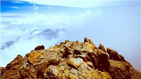 玉山／flickr－PROJirka Matousek
（https://www.flickr.com/photos/jirka_matousek/15111495013/in/photolist-p2mmZt-pY5Six-pVZijE-pFE8Na-pFE8wt-pVZhff-p2ijTG-pFHFVt-pXUXCB-p2mikV-p2iioY-pY5NHr-pFGisL-pXUUK2-p2ifMq-p2ieXQ-pXUSit-pFGeHw-pXUQZB-pFKjko-pYdASo-p2ibj7-pYdA7A-pYdzPw-p2mabi-p2i9RC-pFHvFa-pVZ5Ry-pYdxjG-pVZ4Hb-p2m5up-pXUHbR-pFHqPM-p2m44i-pXUGcr-pFDQzc-pFKa6G-pFG48y-hkVCPN-5Q2Wzr-mEsS4-pFHowF-pY5wtn-pFHnFH-pVYWGN-pXUCPK-mEszY-hkV9yv-mEsNw-dgKhF）