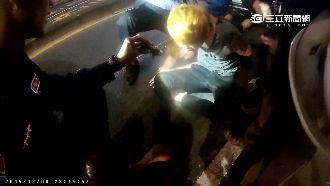 特勤警帥翻了！一腳踹爆車窗逮毒犯