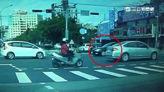 車速太慢爆口角　駕駛被圍毆倒地求饒