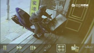 一個閃神！騎士轉彎不慎衝撞糕餅店