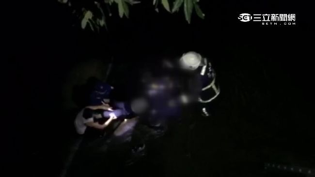看夜景失足！女生大墜6米溪床險失溫