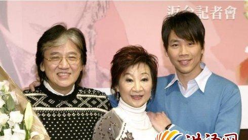 陶喆幫媽慶賀70大壽　老婆疑似有孕