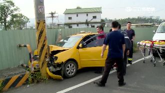 疑洗腎暈眩　運將載乘客自撞電線桿