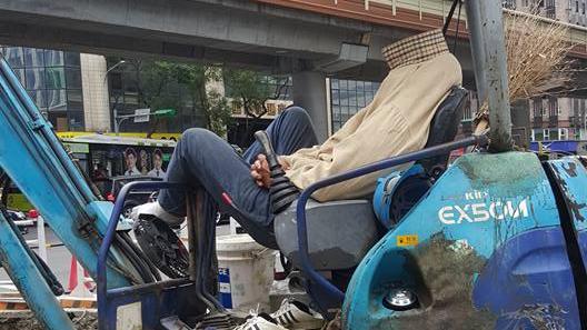台北街頭直擊這畫面　網友嚇壞了