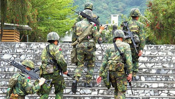 好大膽！小兵假作法逼輔導長女友口交